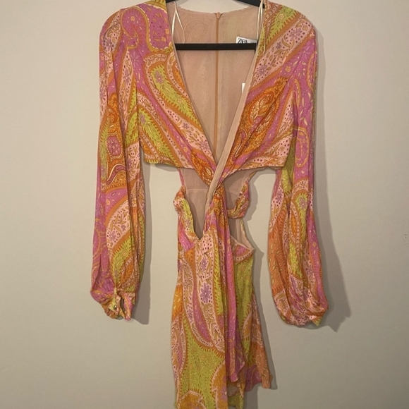 Zara twist front paisley dress- NWT Bloggers favorite - Picture 3 of 7